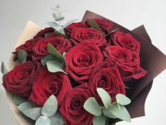 Букет из 13 красных роз и эвкалипта