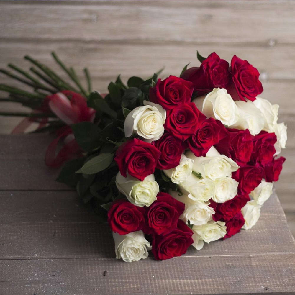 Классический букет из 35 красно белых роз (Изображение 1)