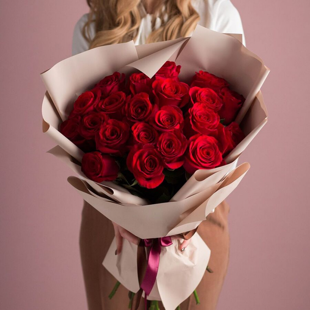 Букет из 21 красной розы в авторском оформлении (Изображение 1)