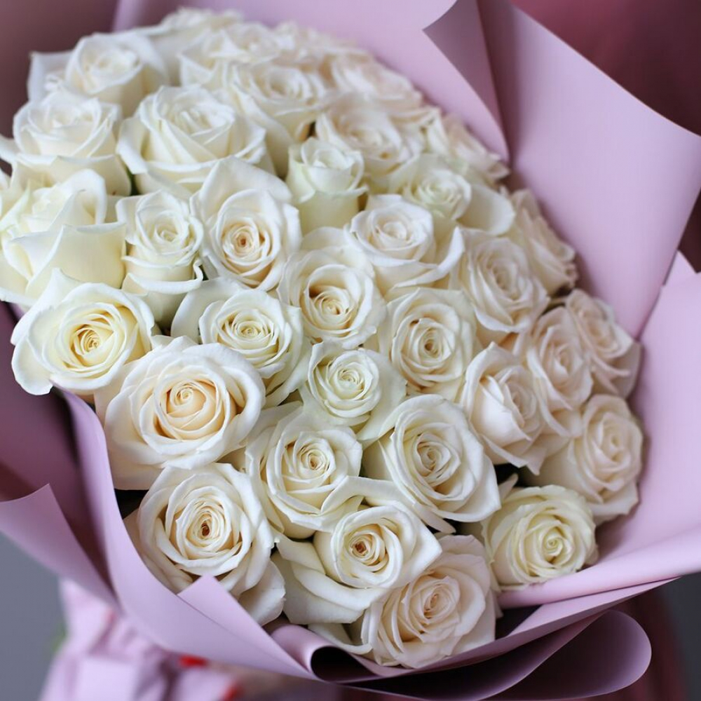 Букет из 35 белых роз в оформлении (Изображение 3)
