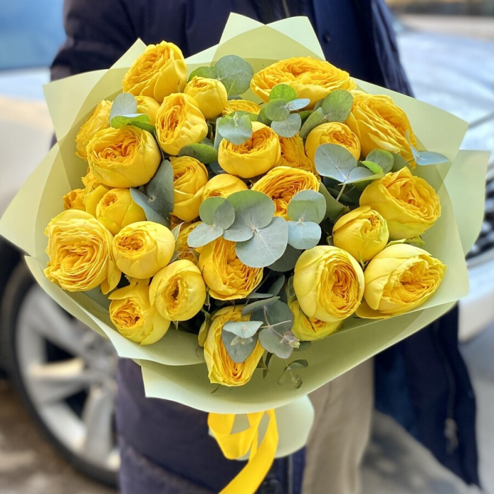 Букет из желтых пионовидных кустовых роз