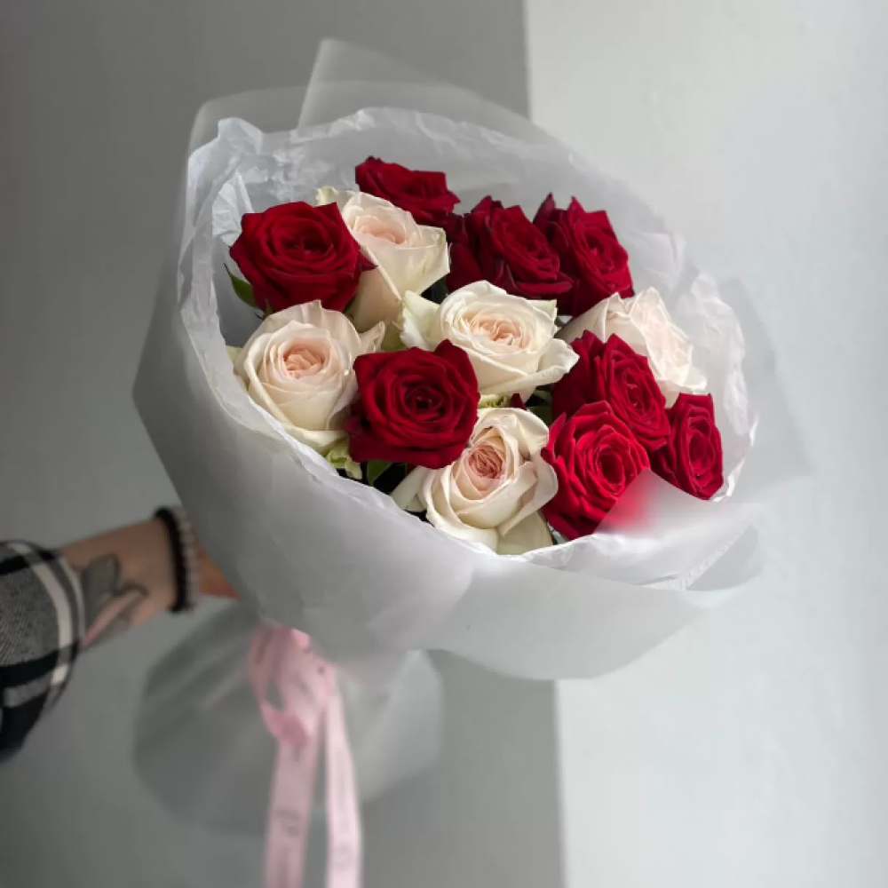 Букет из красных и кремовых роз (13 шт) (Изображение 1)