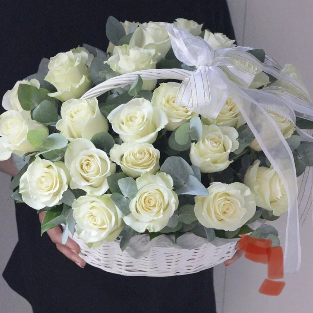 25 белых роз в корзине (Изображение 1)