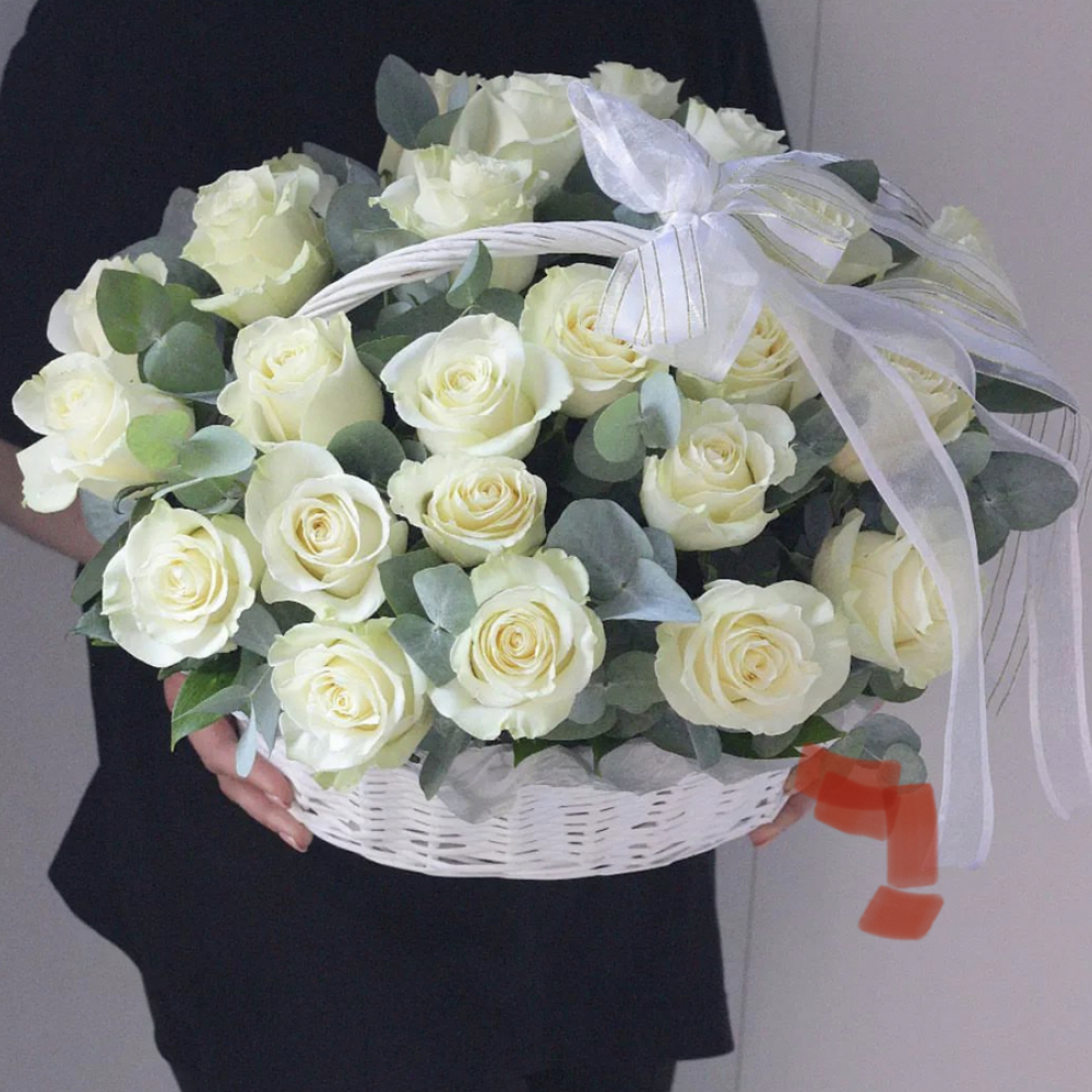 25 белых роз в корзине (Изображение 2)