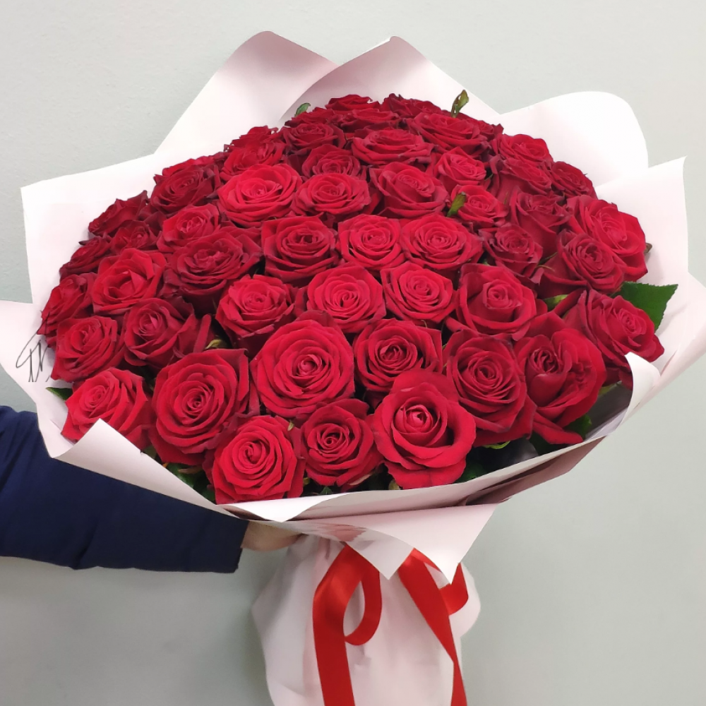 Букет из 51 красной розы в дизайнерской упаковке (Изображение 1)