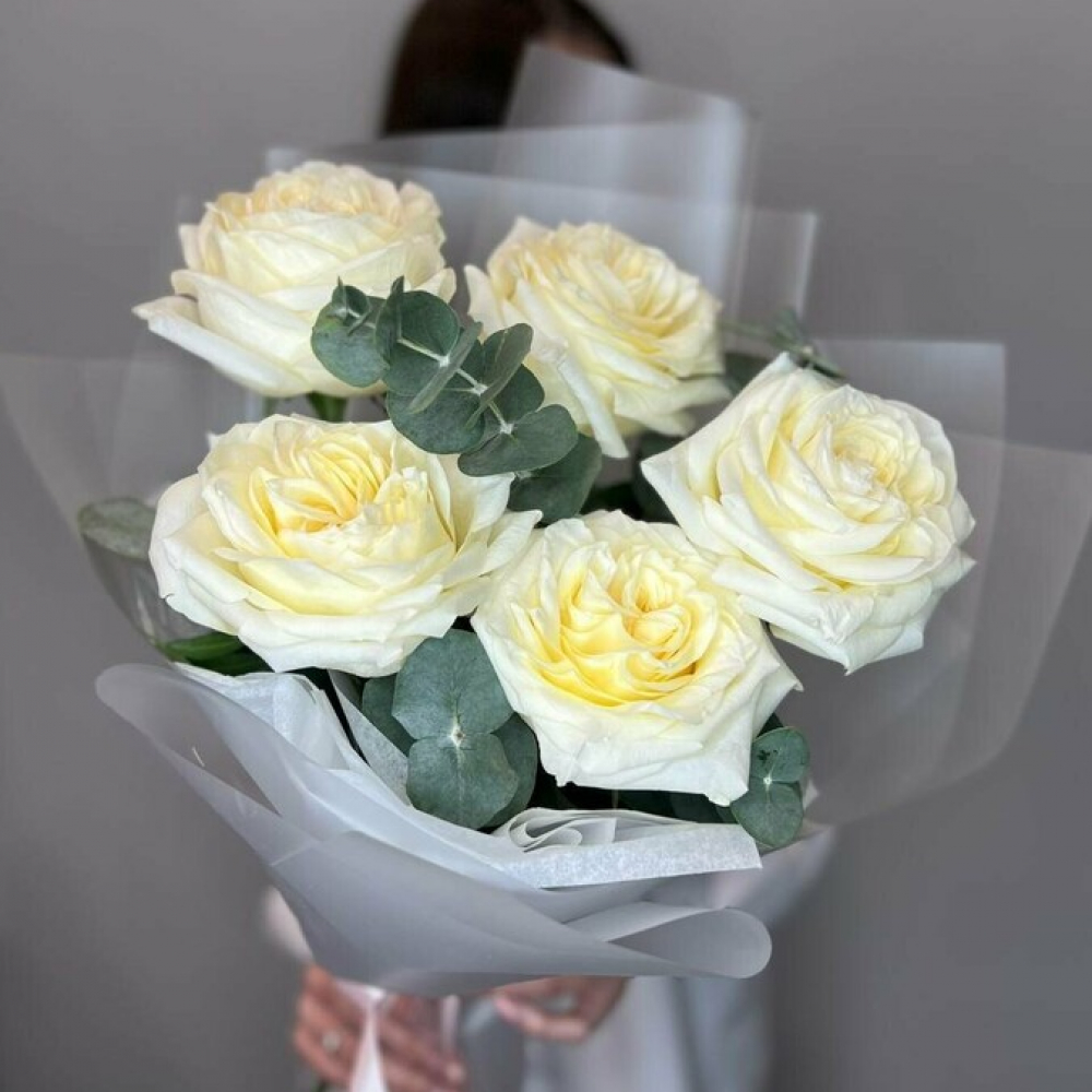 Букет из 5 пионовидных роз с эвкалиптом (Изображение 1)