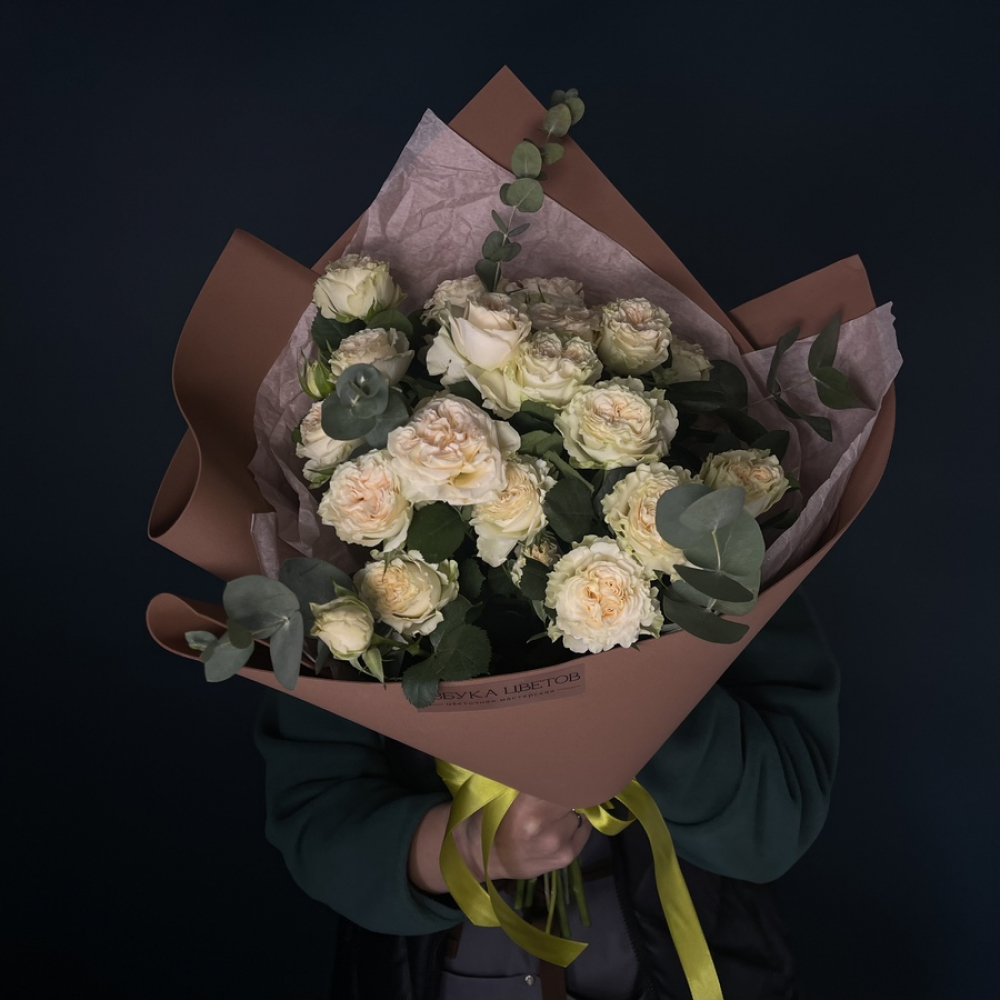 Букет из кремовых кустовых роз с эвкалиптом (Изображение 1)
