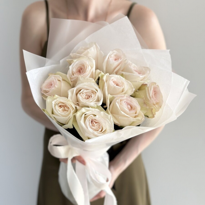 11 ароматных пионовидных роз White O’Hara в упаковке