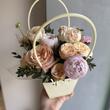 Композиция в сумочке «Пионы и пионовидные розы»