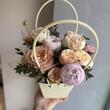 Композиция в сумочке «Пионы и пионовидные розы»