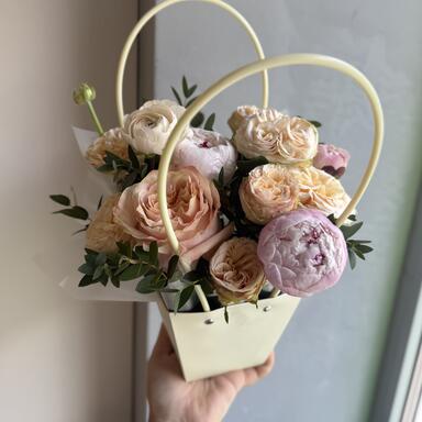 Композиция в сумочке «Пионы и пионовидные розы»