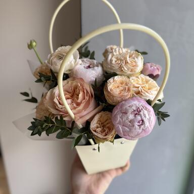 Композиция в сумочке «Пионы и пионовидные розы»