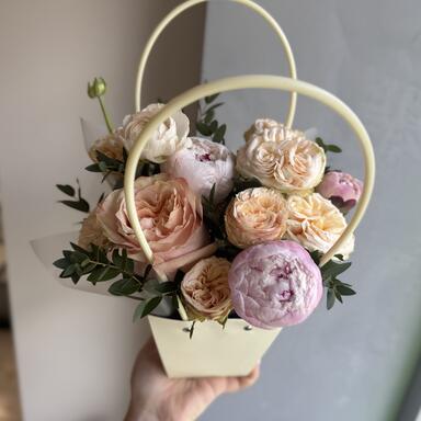 Композиция в сумочке «Пионы и пионовидные розы»