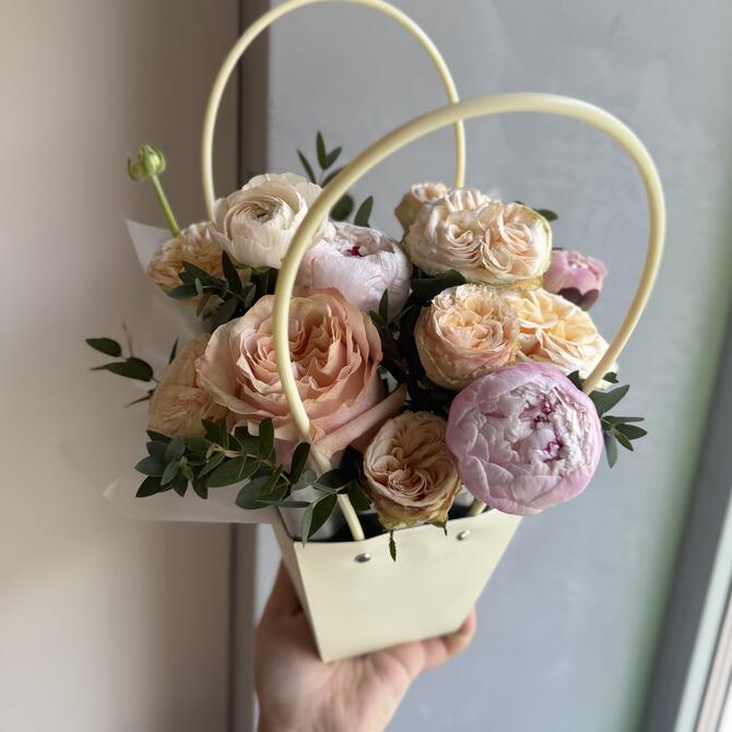 Композиция в сумочке «Пионы и пионовидные розы»