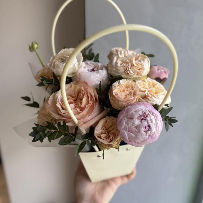 Композиция в сумочке «Пионы и пионовидные розы»