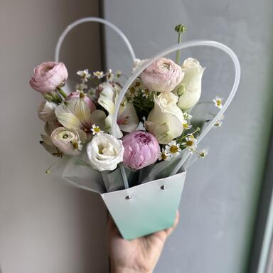 Летняя композиция в сумочке с пионами и ромашками 