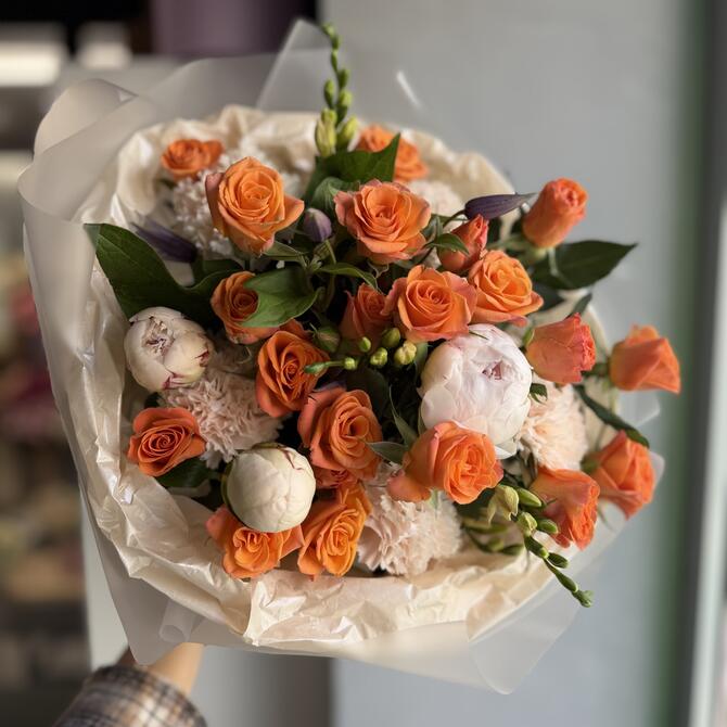Авторский букет «Дофамин» с белыми пионами 