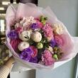 Дофаминовый букет с белыми пионами 