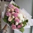 Авторский букет «Малинка» с белыми пионами 