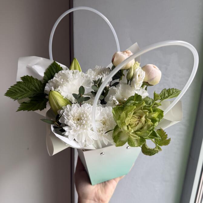 Сумочка с цветами «Fresh» с белыми пионами 