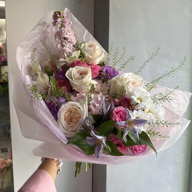 Летний букет «Flora» с пионовидными розами 