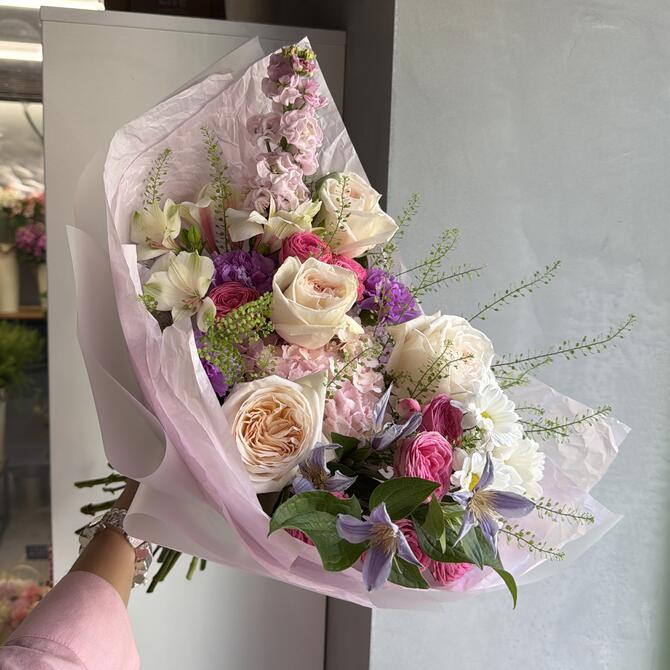 Летний букет «Flora» с пионовидными розами 