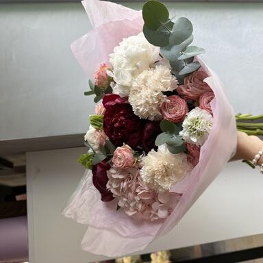 Букет «Charm» с пионами и пионовидными розами 