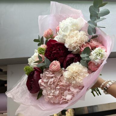 Букет «Charm» с пионами и пионовидными розами 