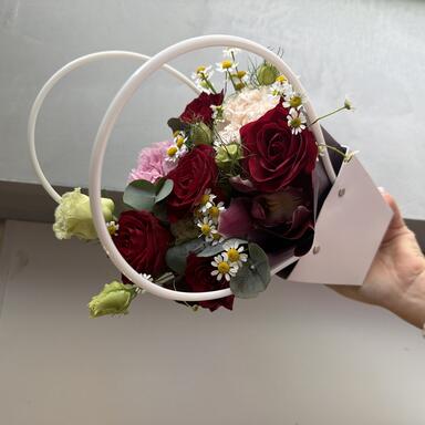 Композиция в сумочке с красными розами 