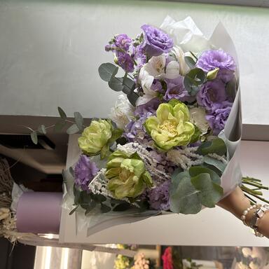 Авторский букет “Lily” с розами Veggie