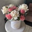 Французские розы с диантусами в коробке