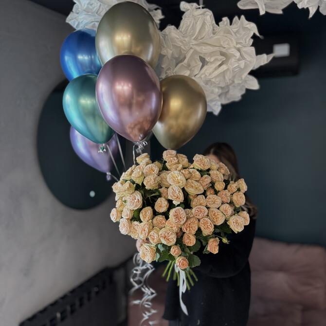 КОМБО 15 кустовых роз и 7 шаров