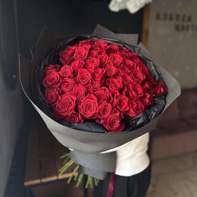 Красные розы BLVCK 51шт