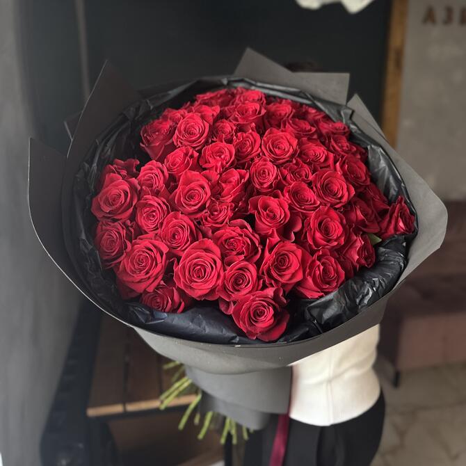 Красные розы BLVCK 51шт