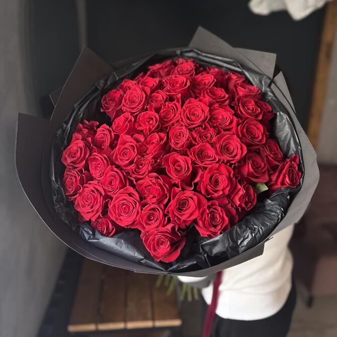 Красные розы BLVCK 51шт