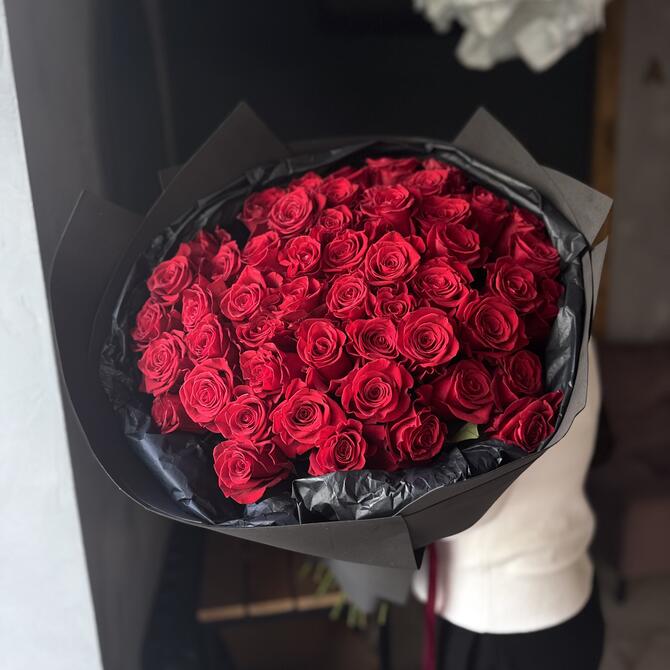 Красные розы BLVCK 51шт