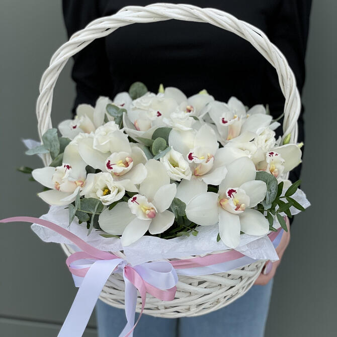 Орхидеи в корзине с зеленью 