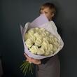 Белые розы "Proud" 25шт LAVENDER