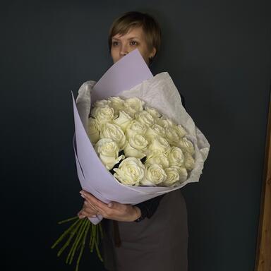 Белые розы "Proud" 25шт LAVENDER