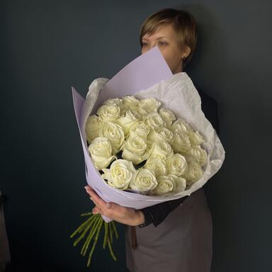 Белые розы "Proud" 25шт LAVENDER