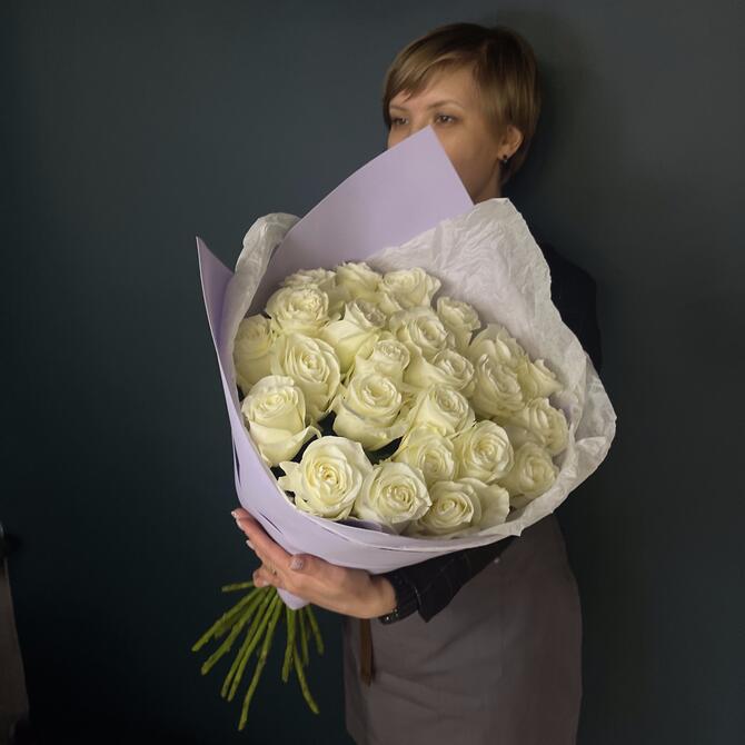 Белые розы "Proud" 25шт LAVENDER