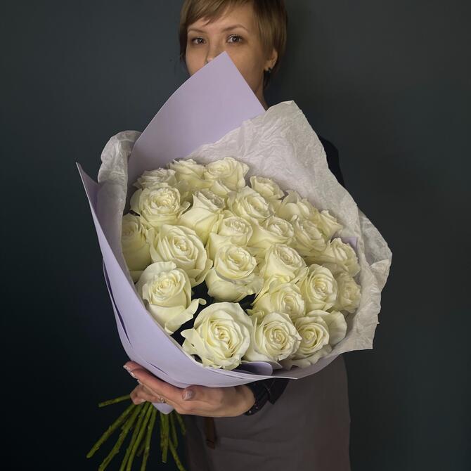 Белые розы "Proud" 25шт LAVENDER