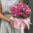 Букет из тюльпанов и кустовых пионовидных роз в коробке 