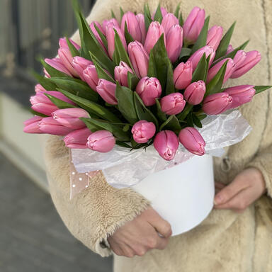 Розовые тюльпаны в коробке 39шт