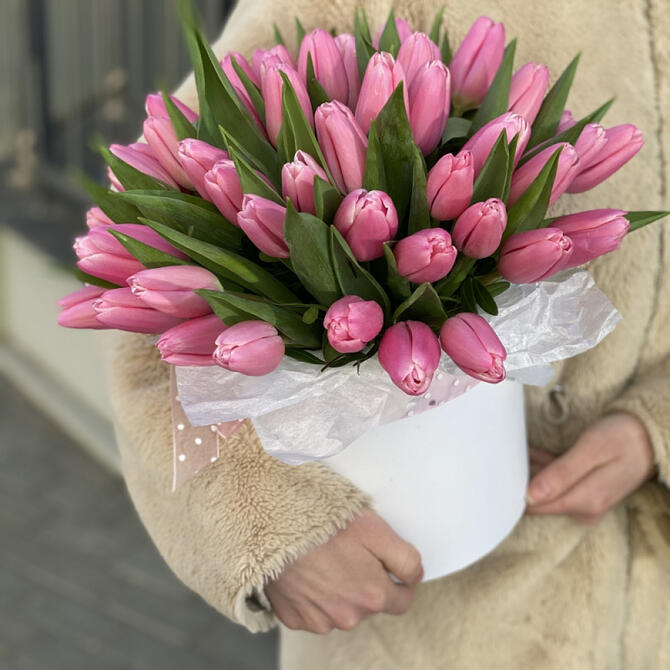 Розовые тюльпаны в коробке 39шт