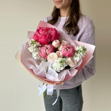 Летний букет с пионами «Zoé»