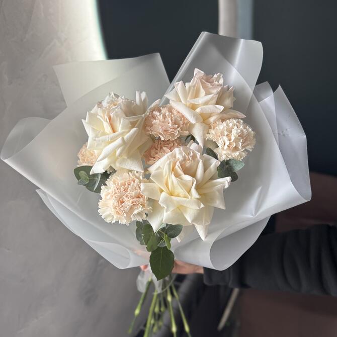 Букет-комплимент из французских роз и диантусов 