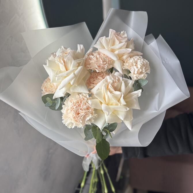 Букет-комплимент из французских роз и диантусов 