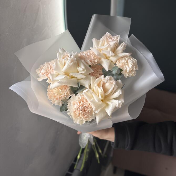 Букет-комплимент из французских роз и диантусов 