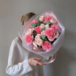 Кустовые розы и диантусы